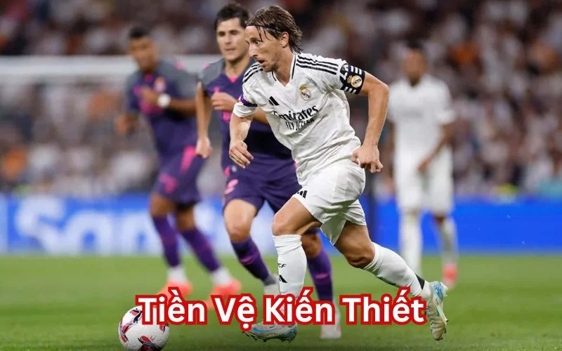 Tiền Vệ Kiến Thiết - Trái Tim Của Lối Chơi Bóng Hiện Đại